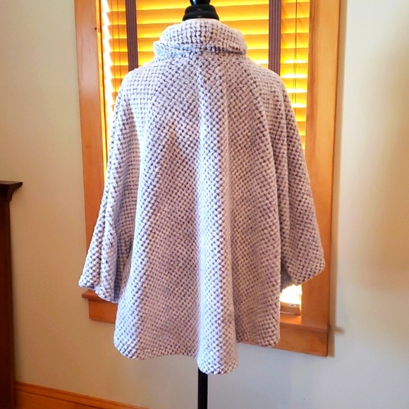 Laura Ashley Chenille Cape/Wearable Blanket, Sz. S/M - Picture 3 of 5